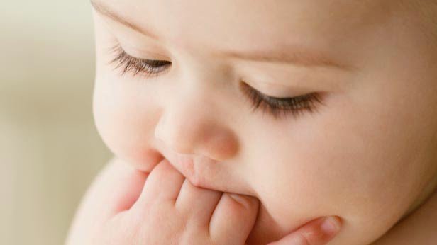 Những thói quen xấu ảnh hưởng đến sức khỏe răng miệng của trẻ em Những thói quen xấu ảnh hưởng đến sức khỏe răng miệng của trẻ em