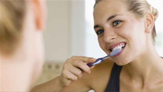 Những thói quen xấu gây hại cho răng mà bạn nên tránh xa Những thói quen xấu gây hại cho răng mà bạn nên tránh xa